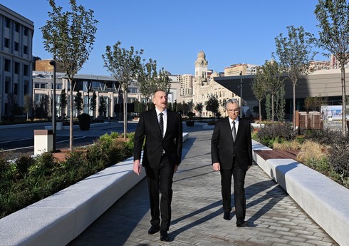 Президент ознакомился с благоустроенной территорией перед станцией метро "28 мая"