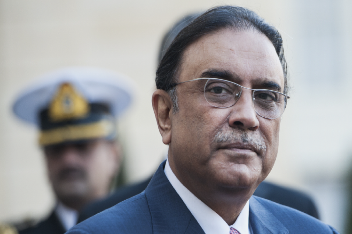 Президент Пакистана сломал ногу при выходе из самолета