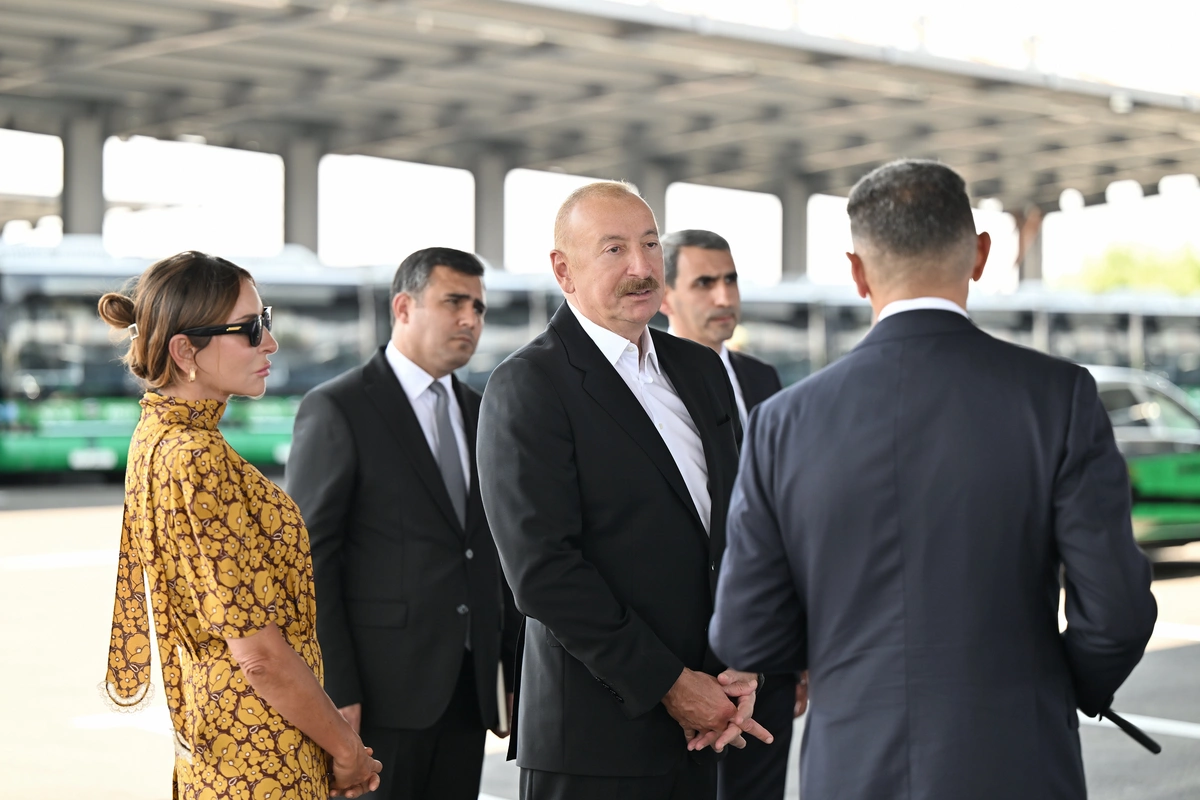 Президент посмотрел в Нахчыване новые электробусы, ознакомился с работами по реконструкции ж/д инфраструктуры