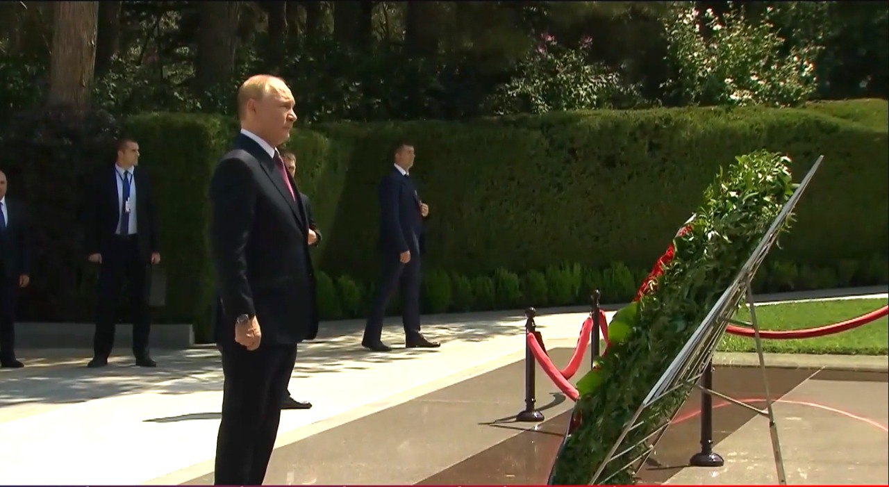 Президент России Владимир Путин посетил могилу общенационального лидера Гейдара Алиева на Аллее почетного захоронения