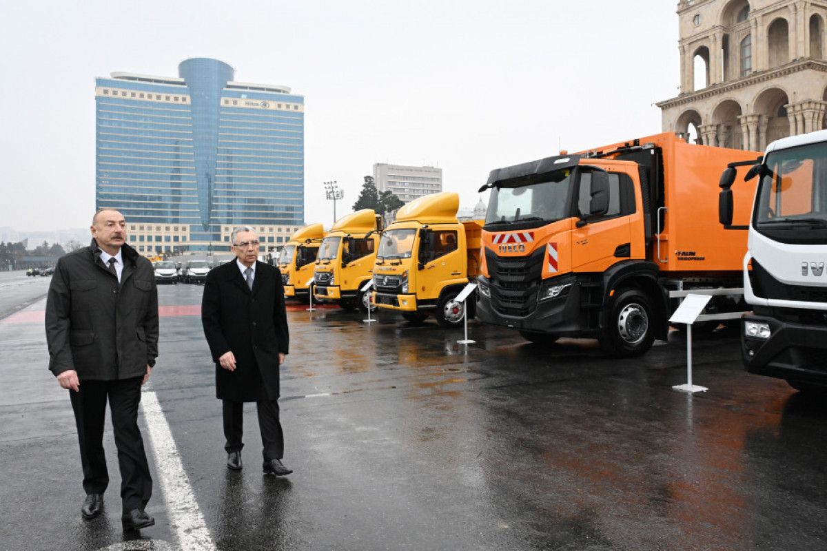 ПрезидентАзербайджана ознакомился с различными транспортными средствами спецназначения, которые будут оказывать коммунальные услуги в Баку