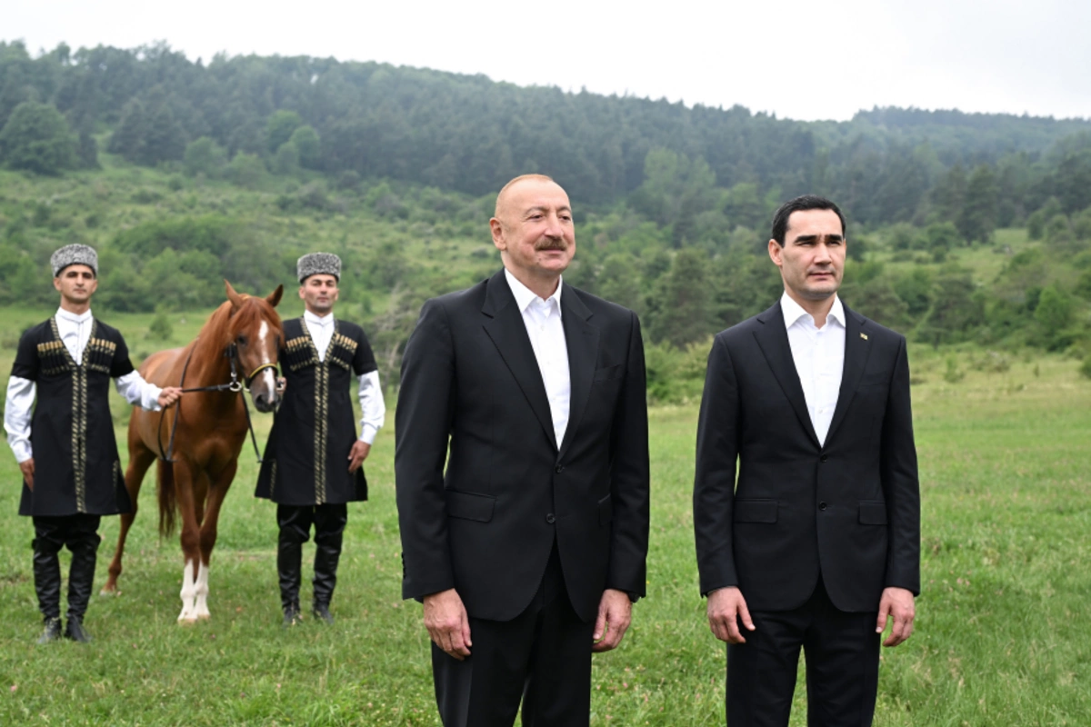 Президенту Туркменистана преподнесен в дар карабахский скакун