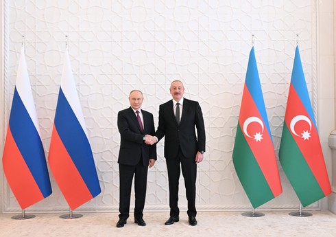 Президенты Азербайджана и России выступают с совместными заявлениями для прессы