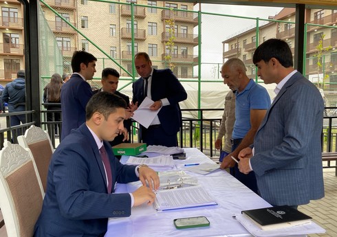 Прибывшей в Джебраил первой группе бывших переселенцев вручены ключи от квартир