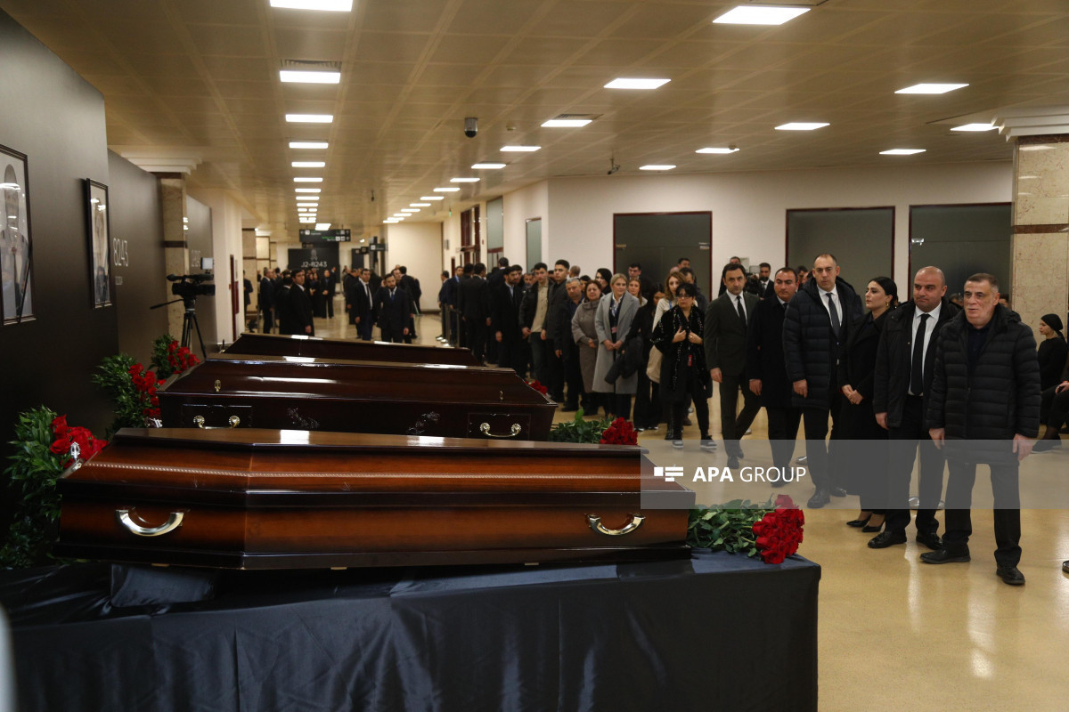 Проходит церемония прощания с погибшими в авиакатастрофе членами экипажа -ФОТО