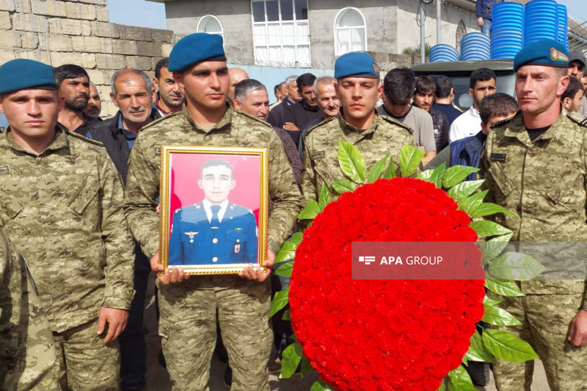 Проходит церемония прощания с военнослужащим, подорвавшимся в результате взрыва боеприпаса в Джабраиле-ФОТО