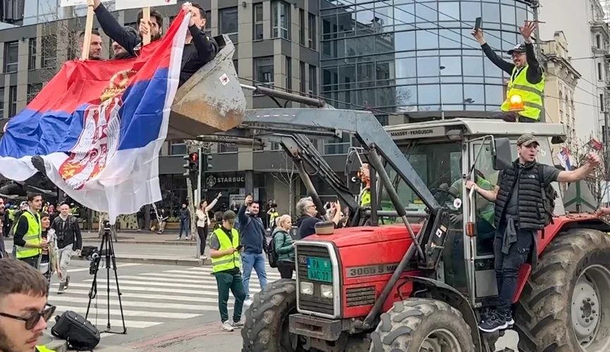 Протестующие в Белграде начали использовать пиротехнику