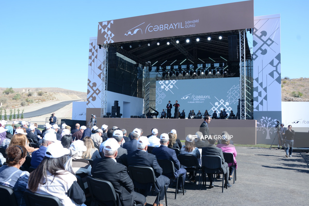 Проводится концерт, посвященный Дню города Джабраил-ФОТО