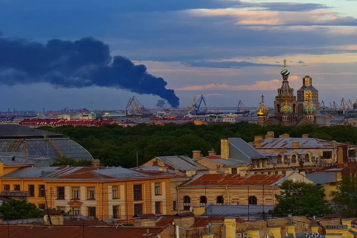 Россия сбила 354 украинских БПЛА, в Санкт-Петербурге, где проходит Международный экономический форум, горит нефтяной терминал — ФОТО