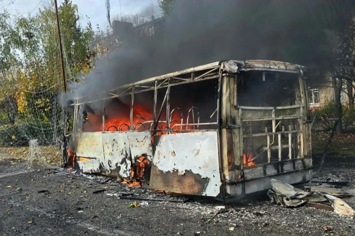 Российская армия нанесла удар по двум автобусам в Украине, погибли 30 человек