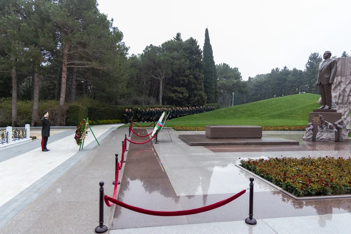 Руководство госагентства посетило Аллею почетного захоронения и Аллею шехидов