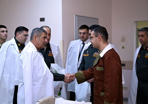 Руководство Минобороны навестило военнослужащих в Главном клиническом госпитале