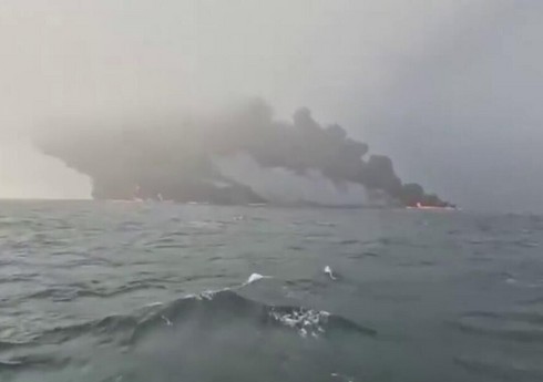 С двух горящих судов в Северном море спасли всех моряков