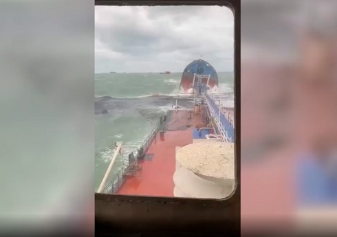 С поврежденного танкера в Черном море эвакуировали 13 человек, один из них погиб