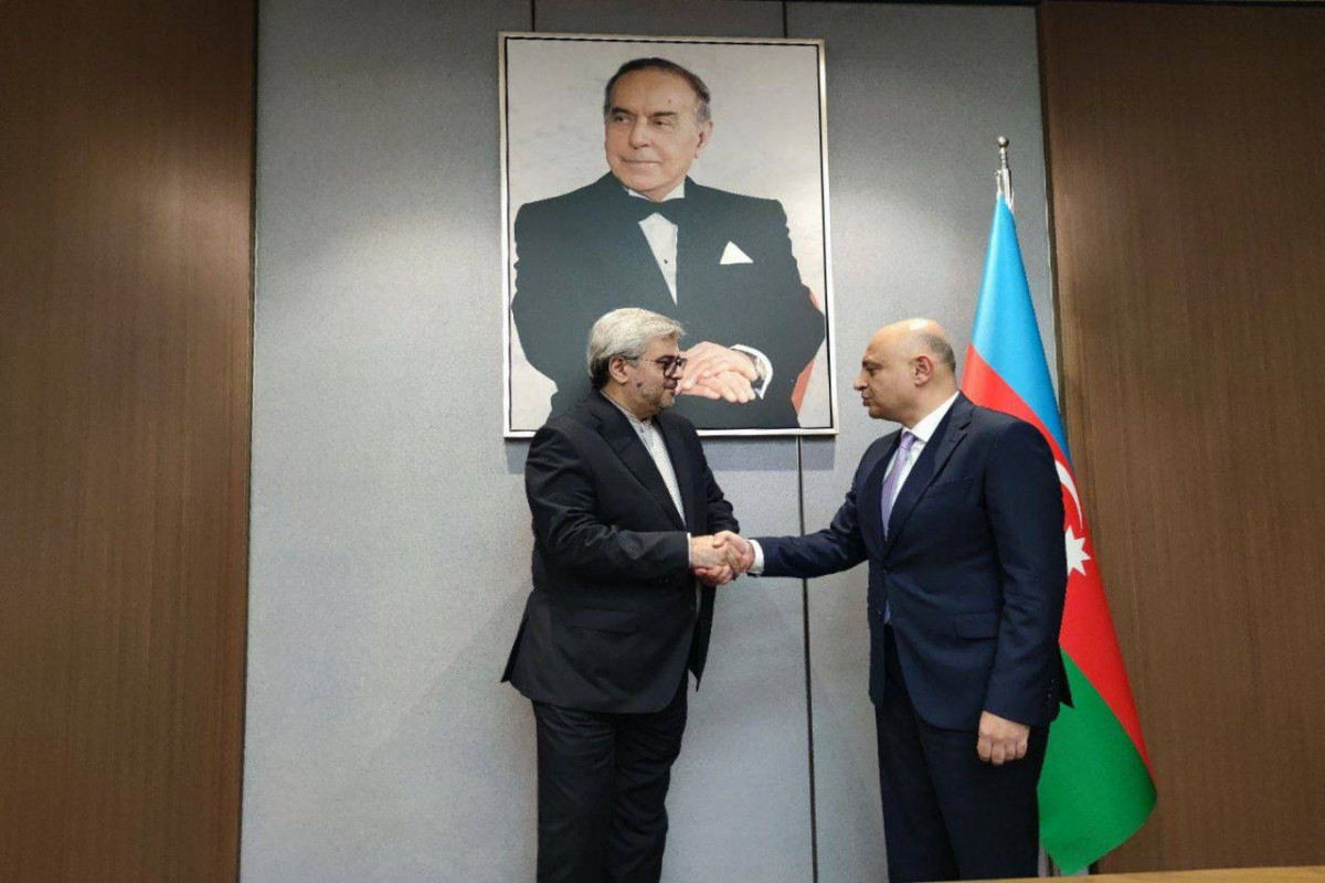 Самир Шарифов встретился с начальником Консульского управления МИД Ирана