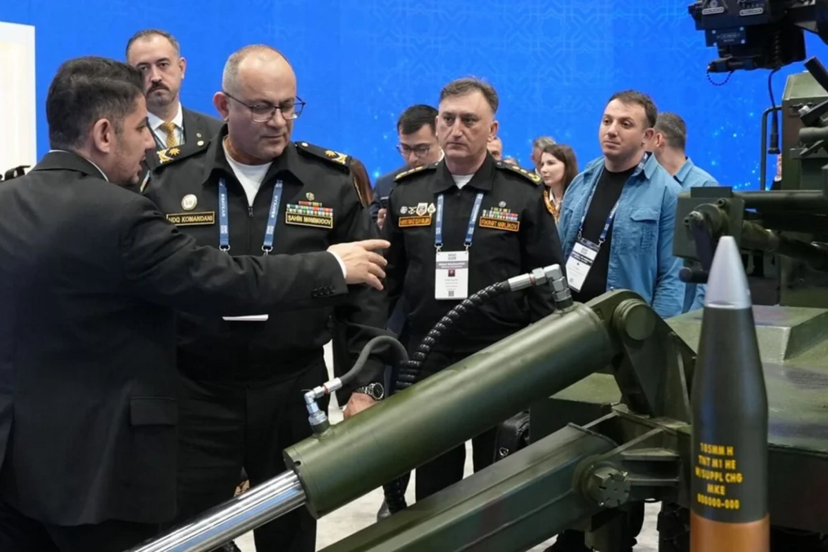 Шахин Мамедов ознакомился с турецким морским дроном-камикадзе на SAHA 2026