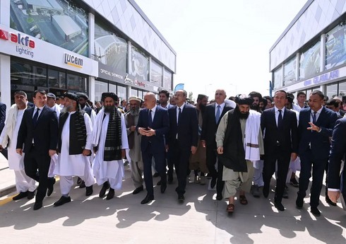 Шахин Мустафаев встретился с премьером Узбекистана и и.о. главы правительства Афганистана