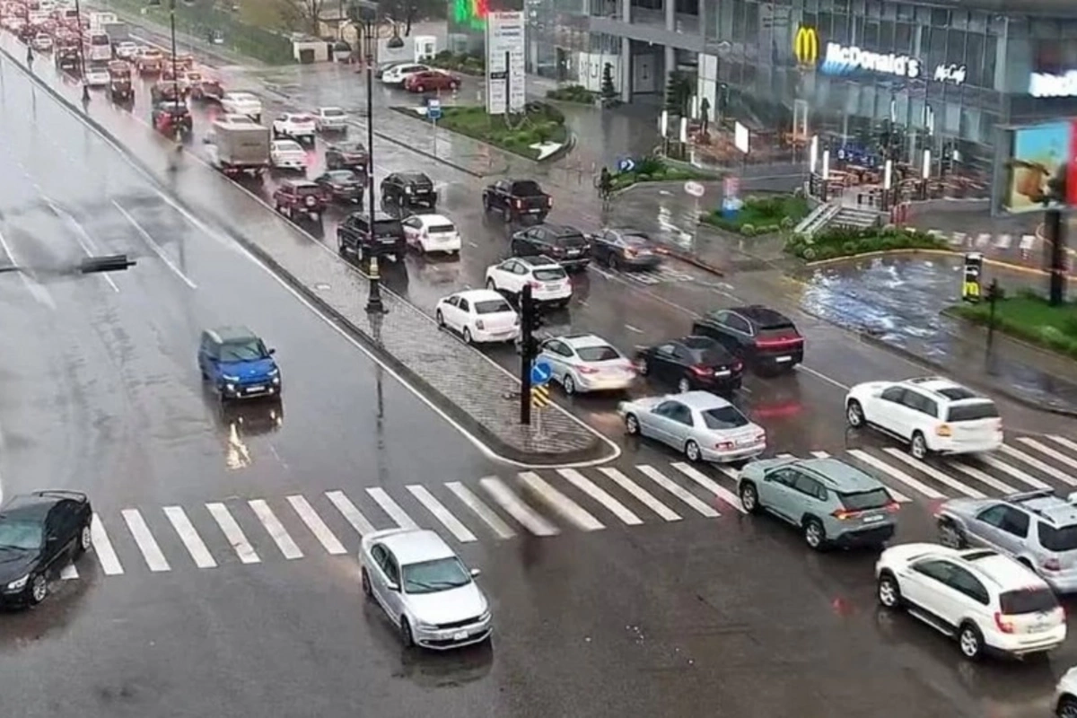 Сильный дождь в Баку: на ряде дорог образовались пробки