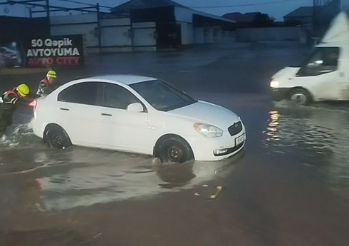 Силы МЧС Азербайджана устраняют последствия, вызванные проливными дождями