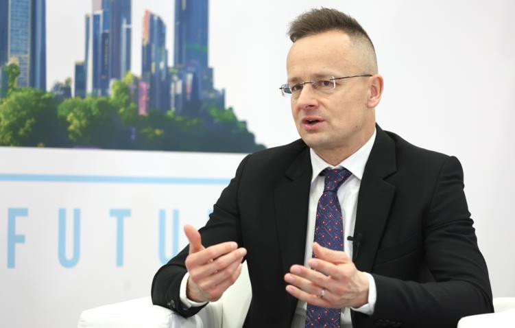 Сийярто: Венгрия не поставляла и не поставит Украине оружие