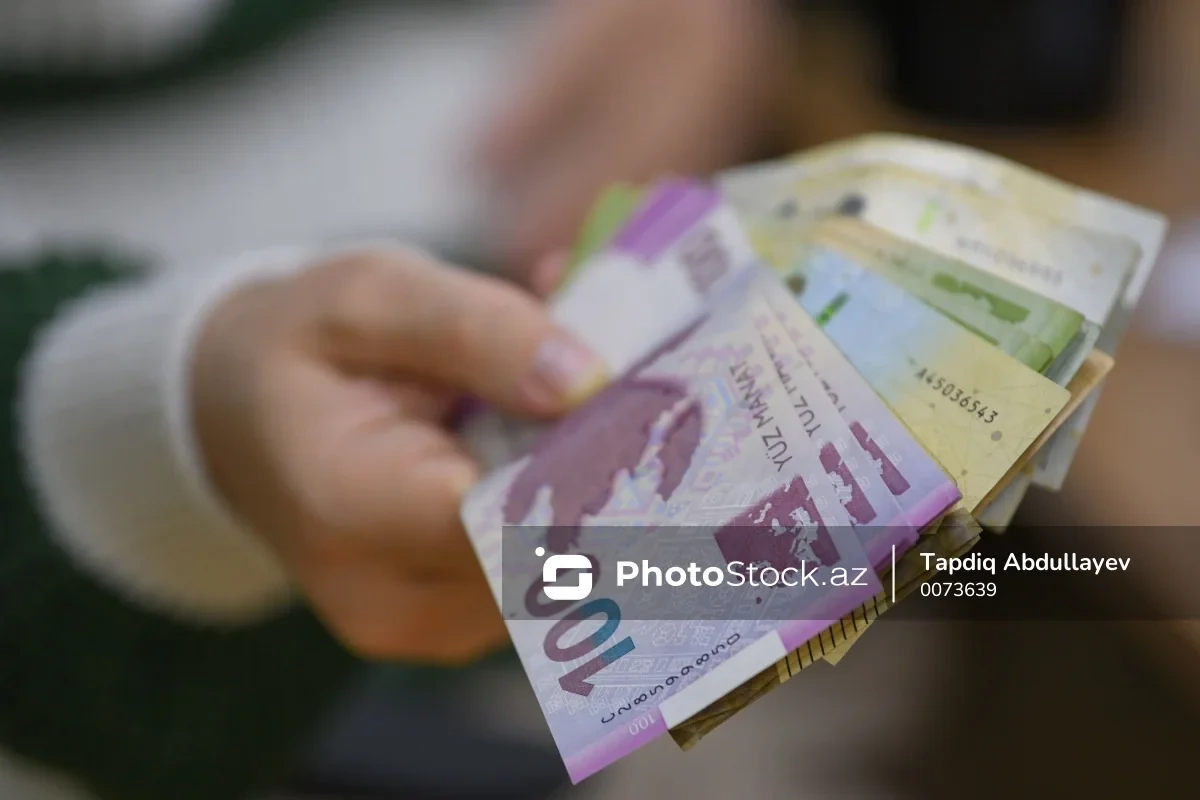 Скольким людям были выплачены пособия и стипендии в июле?