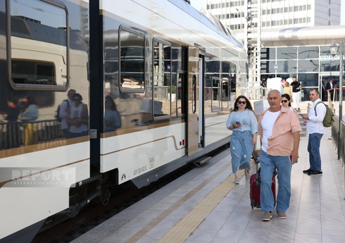 Скоростной пассажирский поезд Баку-Газах введен в эксплуатацию