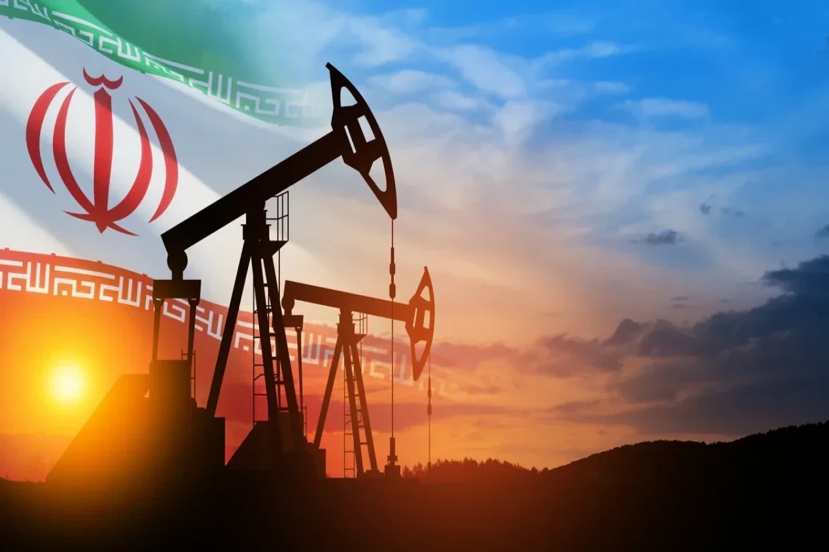 СМИ: Иран начал сокращать добычу нефти в связи с американской блокадой
