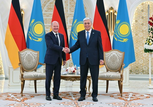 СМИ: Казахстан отменил пресс-конференцию Токаева и Шольца