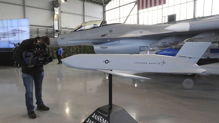 СМИ: США могут передать Украине боеприпасы JSOM для применения с F-16