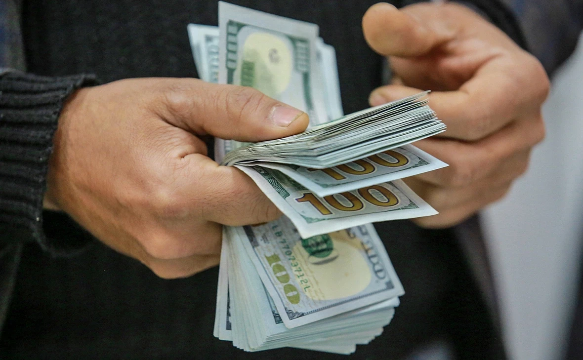 СМИ: США заморозили поставки наличных долларов Ираку