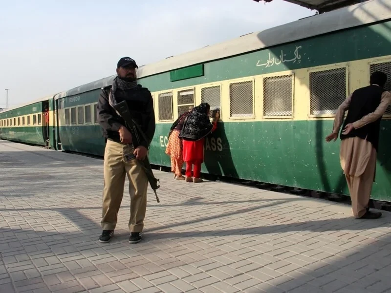 СМИ: В Пакистане освободили более 100 пассажиров поезда, взятых в заложники