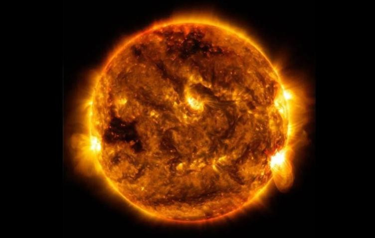 Солнце выбросило облако плазмы в сторону Земли