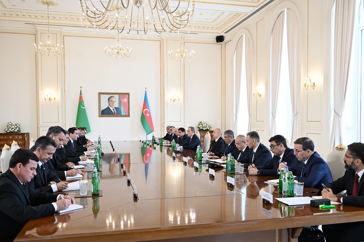 Состоялась встреча президентов Азербайджана и Туркменистана в расширенном составе
