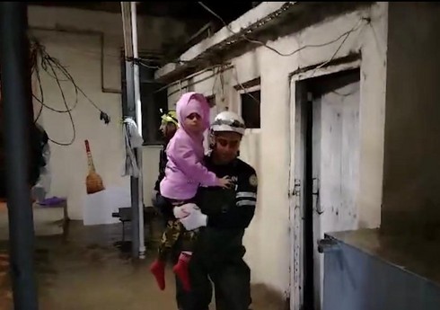 Спасатели МЧС эвакуировали с затопленных участков в Баку и на Абшероне восемь человек
