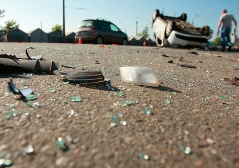 Спасатели МЧС вызволили водителя из грузовика после тяжелого ДТП в Гобустане