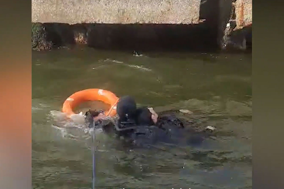 Спасен человек, тонувший в море на бульваре в Баку – ВИДЕО