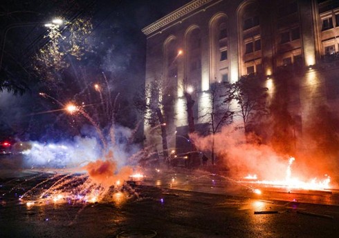 Спецназ начал вытеснять протестующих с проспекта Руставели в центре Тбилиси