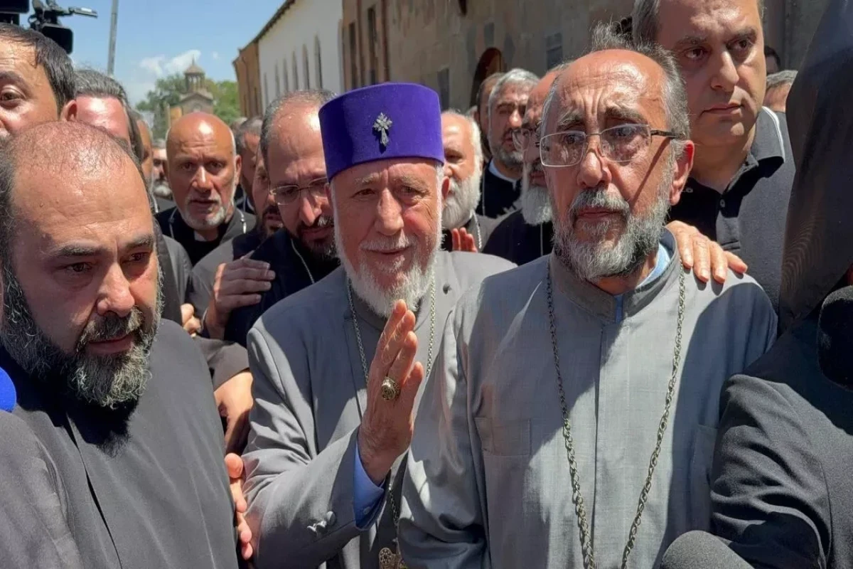 Спецназ покинул территорию Эчмиадзина, архиепископа Микаэла Аджапахяна призвали не скрываться