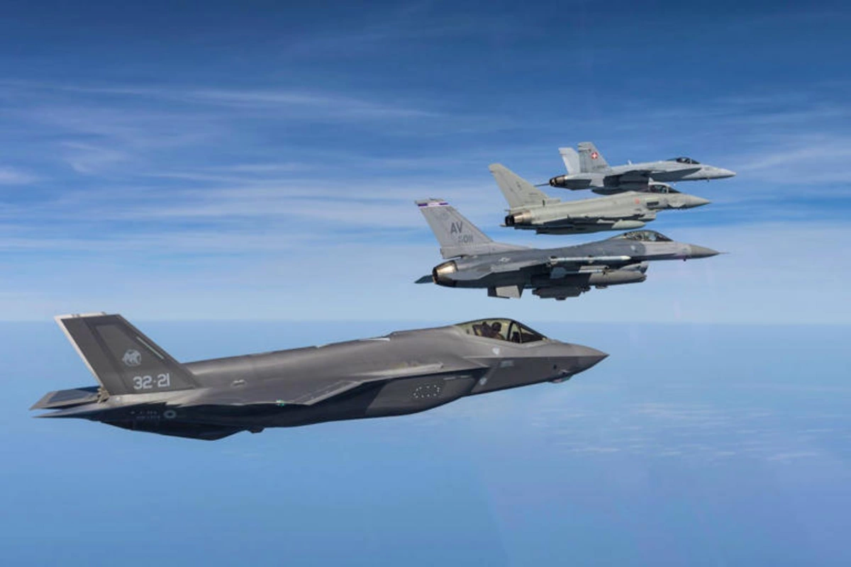 США направили на Ближний Восток еще 12 истребителей