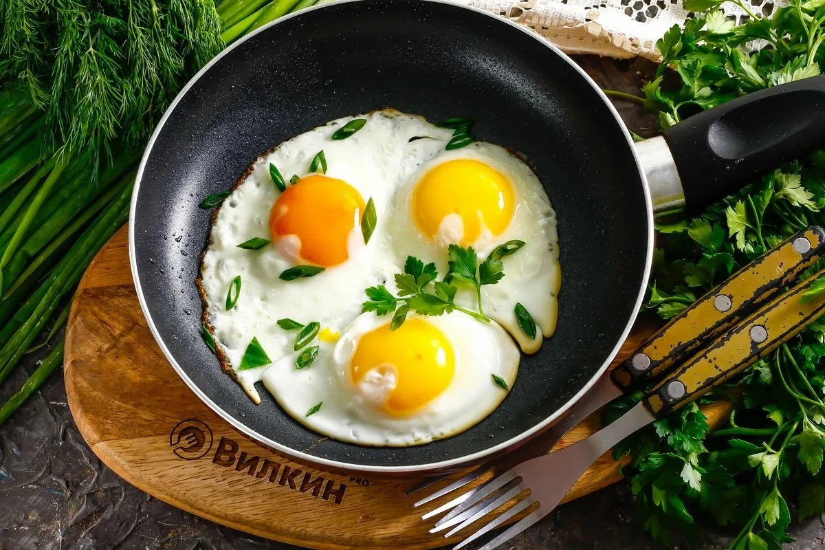Стало известно, почему нельзя жарить яичницу на подсолнечном масле