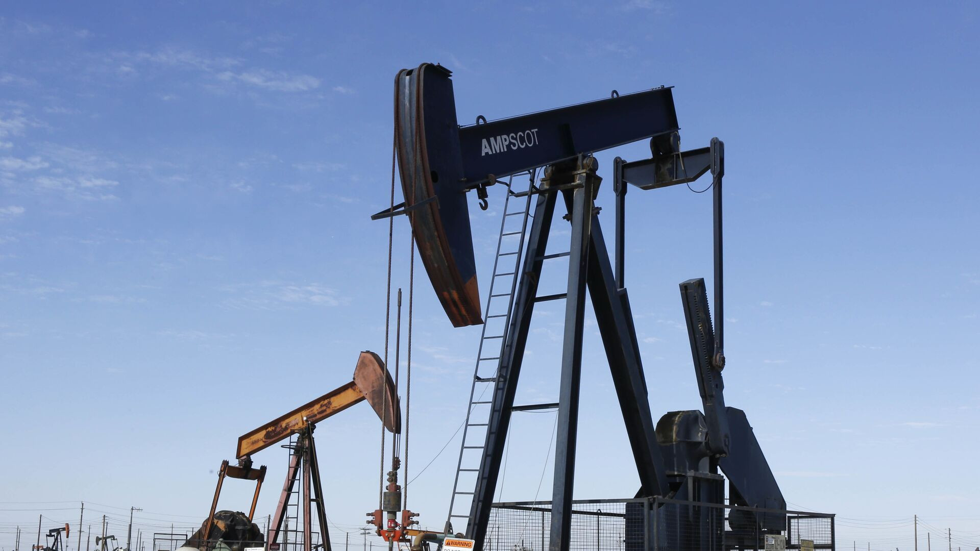 Страны ОПЕК+ продлевают добровольные сокращения добычи нефти до декабря