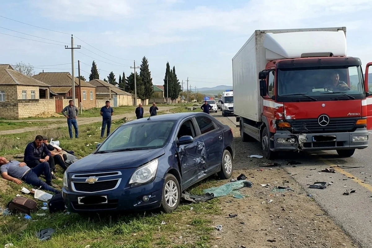 Страшное ДТП в Азербайджане: сбитый грузовиком автомобиль въехал в пешеходов - есть погибшие