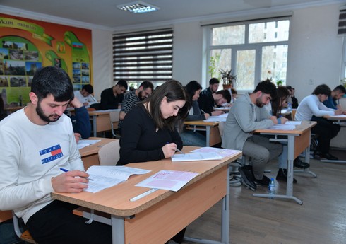 Свыше тысячи школьников в Баку сдали экзамен экстерном