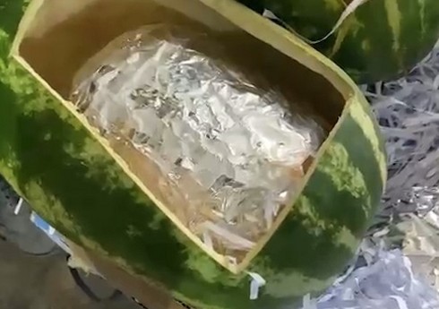 Таможенники выявили более 63 килограммов наркотиков, спрятанных внутри арбузов