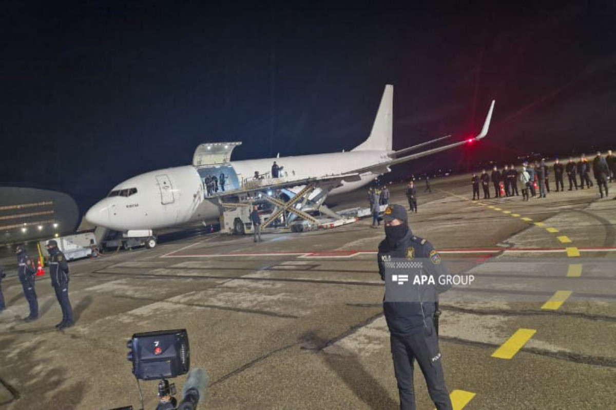 Тела погибших в авиакатастрофе трех членов экипажа и 21 пассажира доставлены из Актау в Баку-ВИДЕО-ФОТО