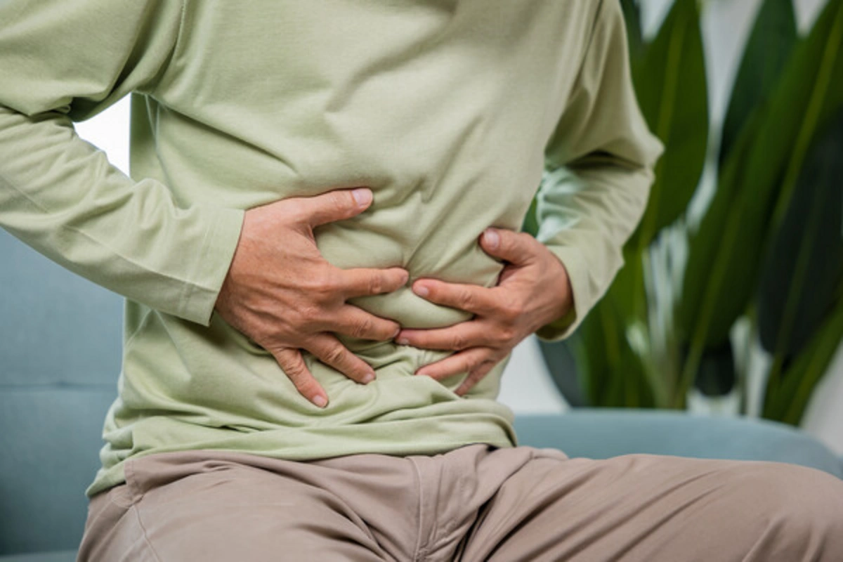 Терапевт раскрыла, с чем могут быть связаны боли в желудке после еды