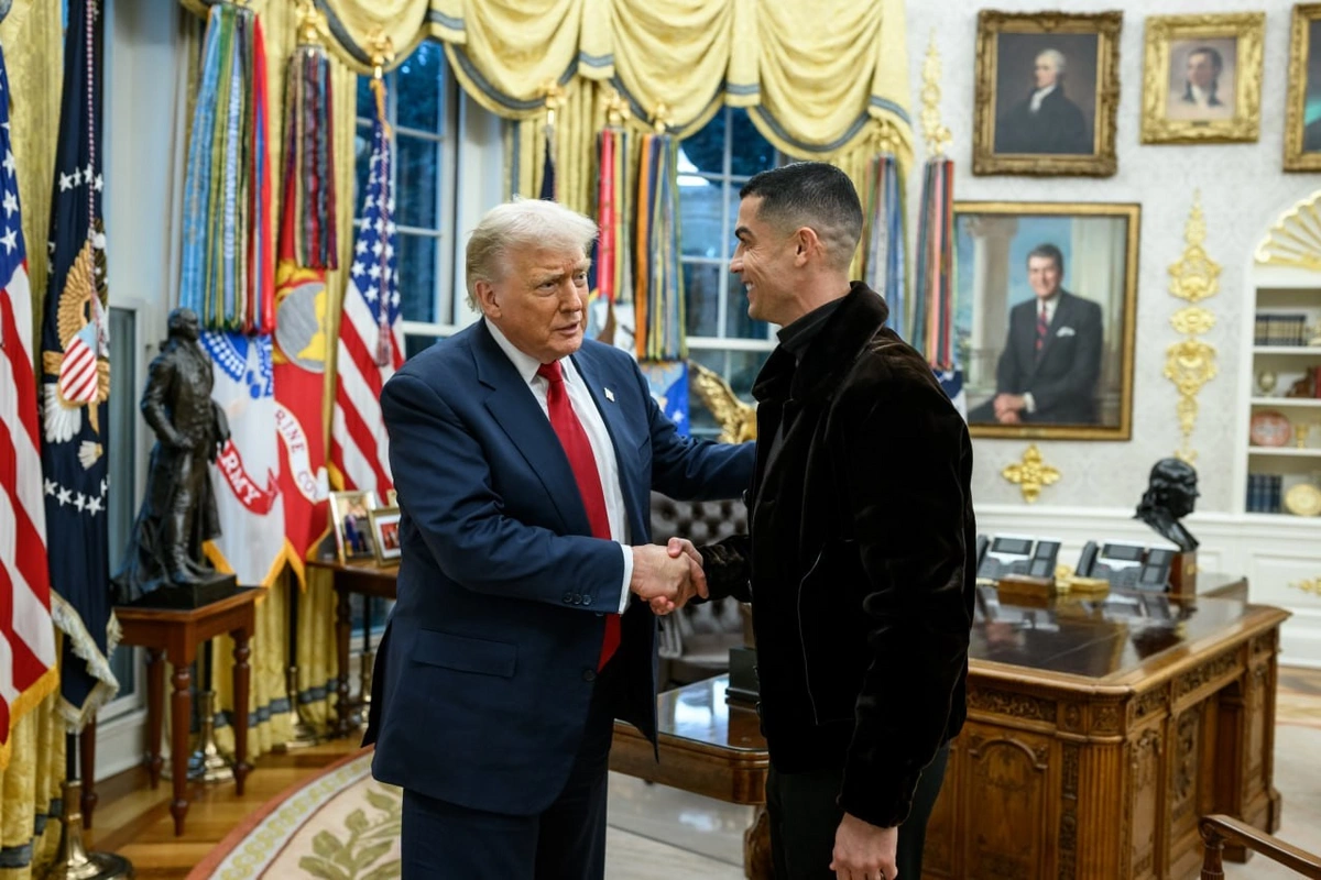 Трамп опубликовал сгенерированное ИИ видео, где он играет с Роналду в футбол