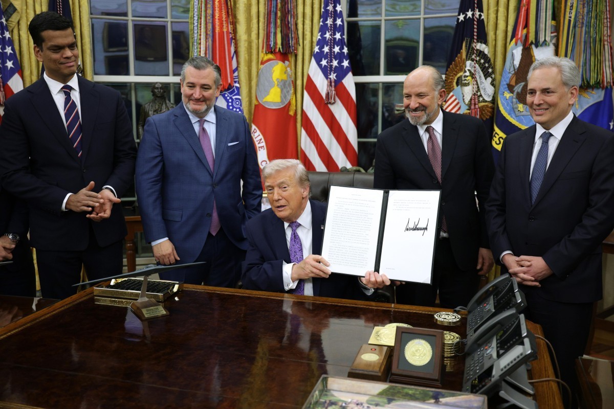 Трамп подписал указ о переименовании ИИ в суперинтеллект