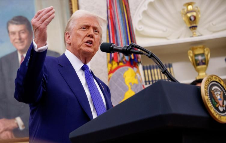 Трамп потребовал от газеты Politico вернуть в бюджет $8 млн