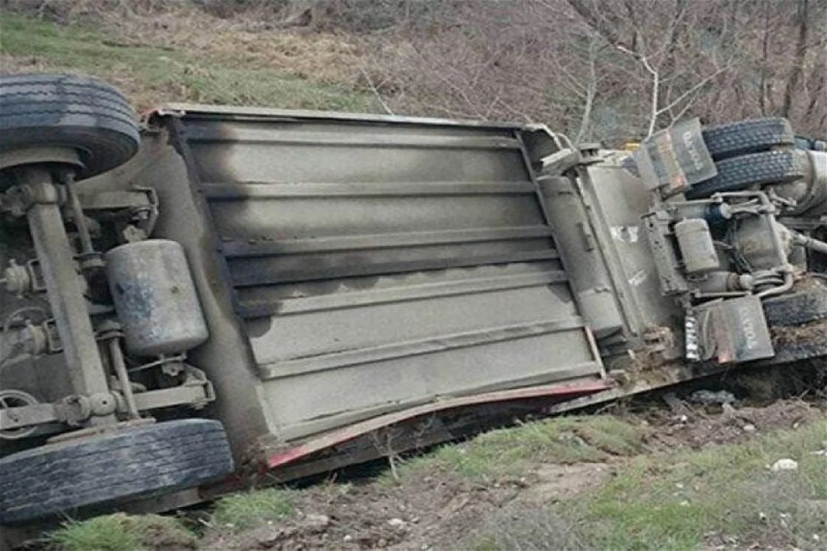 Тяжелое ДТП на трассе Баку-Шамахы: грузовик перевернулся прямо на проезжей части